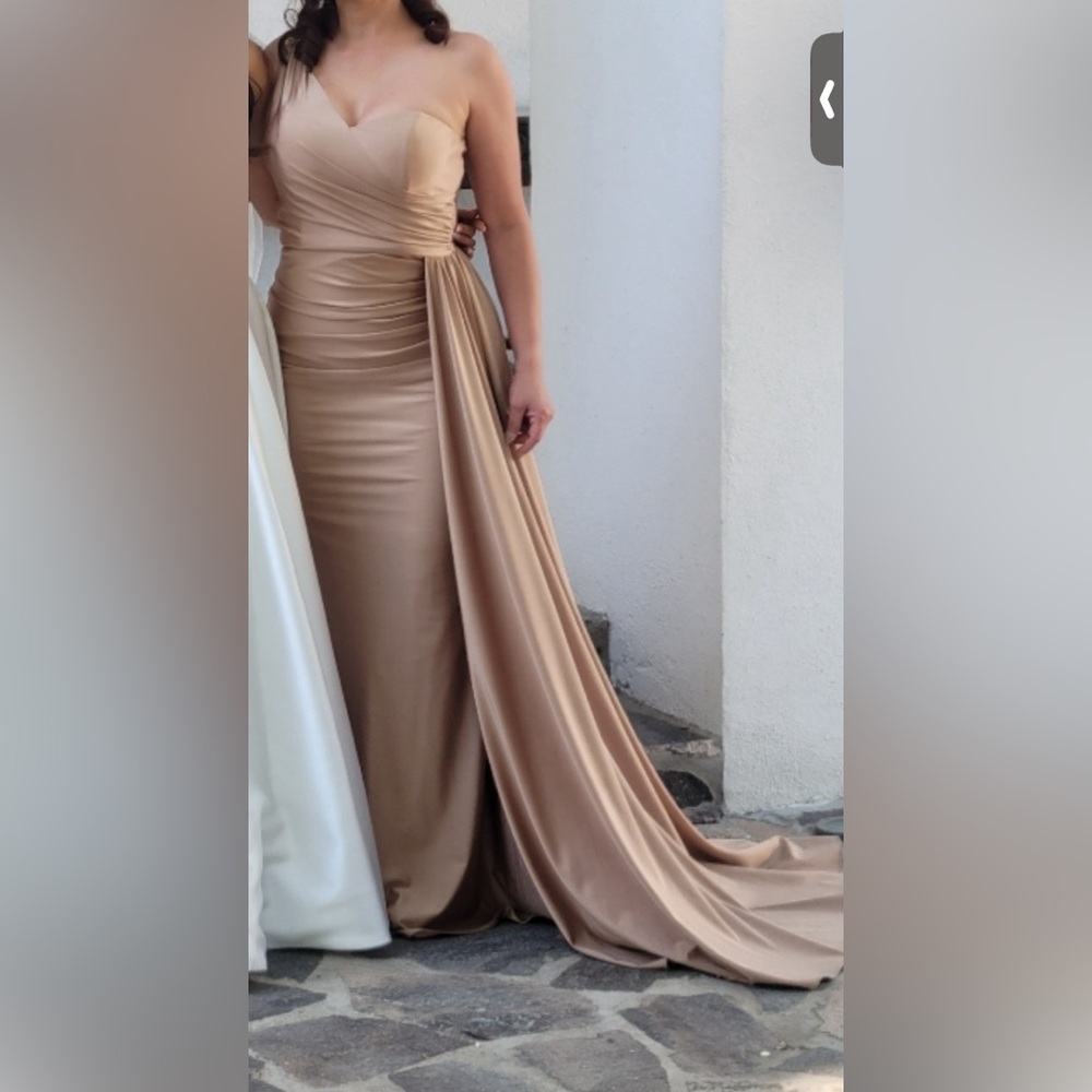 One shoulder gown